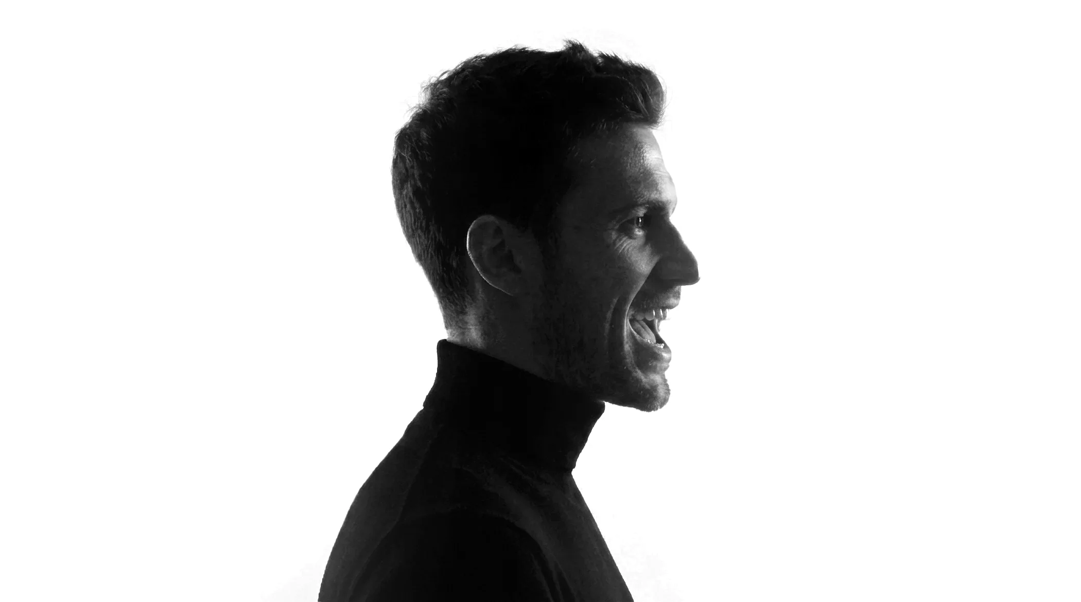 Retrato en silueta de un hombre hablando, de perfil